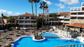 Apartment with pool and gardens near the coast